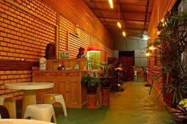 Пансион Phumthadarommanee Resort