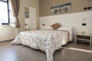 פונדק Riviera Hub