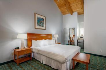 Отель Butterfly Grove Inn