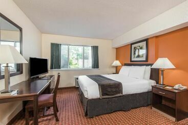 هتل Days Inn & Suites By Wyndham Groton Near The Casinos