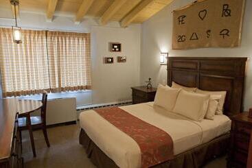 ホテル Dude Rancher Lodge