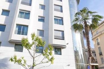 ホテル Goldstar Apartments & Suites