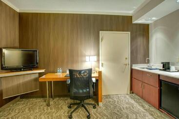 Отель Springhill Suites By Marriott Lawrence Downtown
