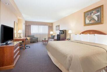 Отель Topeka At City Center