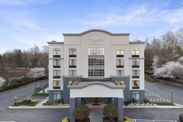 هتل Spark By Hilton Greensboro