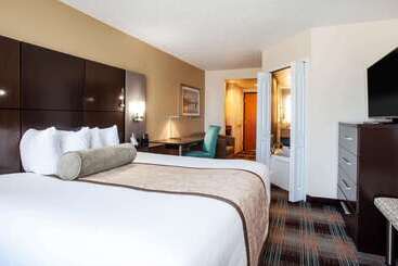 هتل Wingate By Wyndham   Orlando International Airport  Free Hot Breakfast