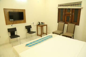 Hotel Aamantran At Fort Maheshwar