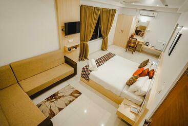 בית מלון כפרי Athirappilly Rainland Resort
