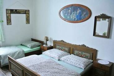 膳宿费 Restaurace A Penzion Ubrousku Prostři Se