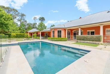 민박 Chanticleer Gardens Barn Cottage With A Pool