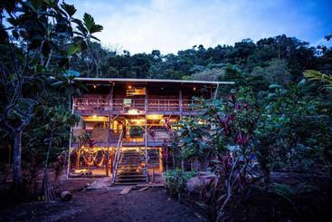 بنسيون The Pelican House Hostel