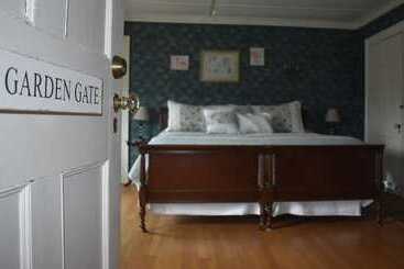 Harbour House Inn B&b