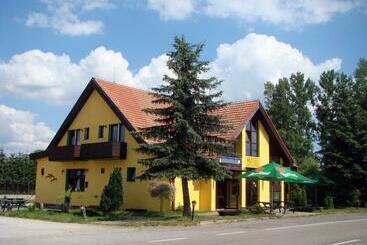 旅馆 Restaurace Penzion Rafael