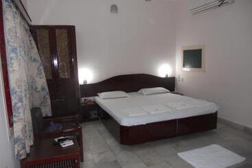 ホテル Sadhabishegam