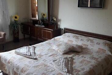 ペンション Guest House Stoletnika