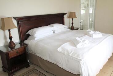 بنسيون Whispering Whale