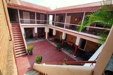 הוסטל Naurang Yatri Niwas