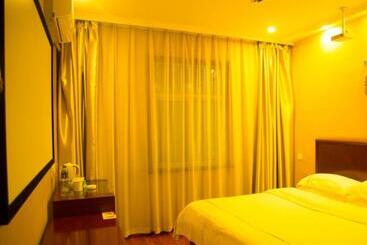 ホテル Greentree Inn Shanxi Luliang Fengshan Road Central Park Express