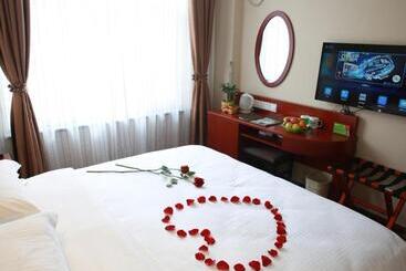בית מלון כפרי Greentree Inn Xinjiang Bole Wanxianghui Express
