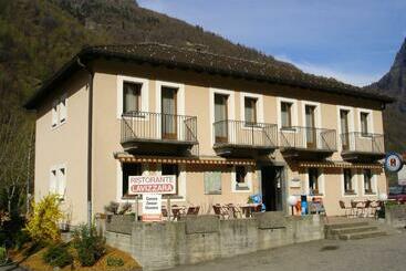 호스텔 Ristorante Garni Lavizzara