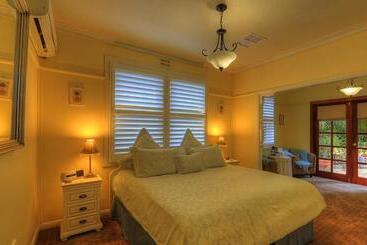 Hillview Oak B&b