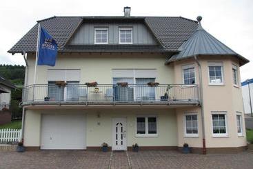 צימר Weingut U. Gästehaus Menten