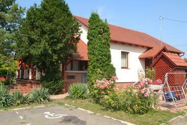 פנסיון Módos Falusi Szálláshely