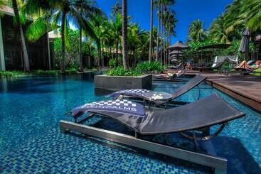 בית מלון כפרי Twinpalms Surin Phuket Resort