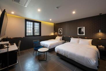 Brown Dot Hotel Gupo