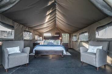 בית מלון כפרי West Coast Luxury Tents