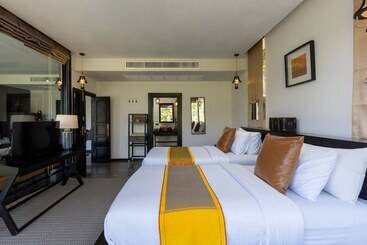 בית מלון כפרי Kachong Hills Tented Resort Trang