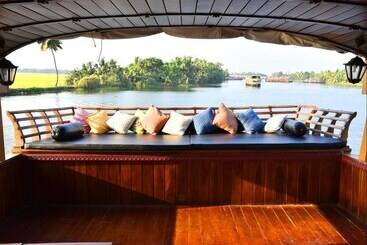 בית מלון כפרי Indiavacationz Houseboat