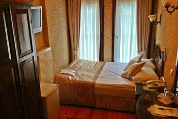 Bed and Breakfast Naz Wooden House Inn