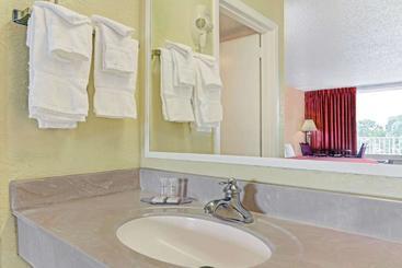 هتل Howard Johnson By Wyndham Tropical Palms Kissimmee