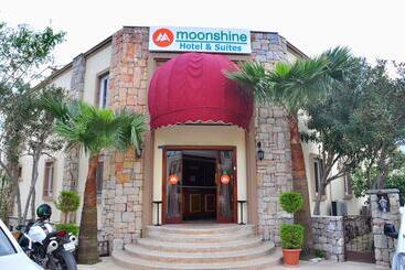 מלון דירות Moonshine Hotel & Suites