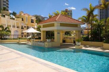 Отель Chevron Renaissance By Vaun