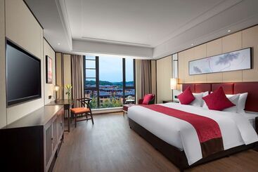 酒店 Ramada By Wyndham Yingshan Jiulongwan Resort