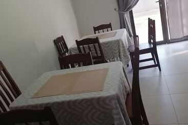 פנסיון Rose And Thorn Guesthouse   Adults Only