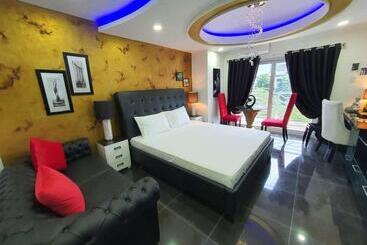 בית מלון כפרי Kandi Palace