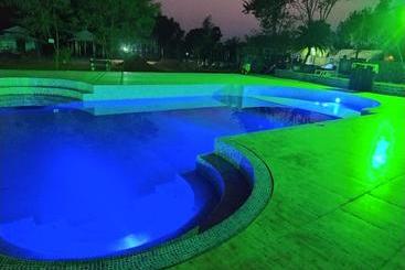 בית מלון כפרי Staymaker The Gharana  And Resort