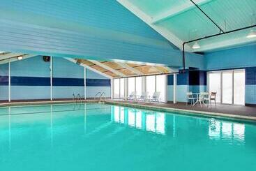 בית מלון כפרי Four Points By Sheraton Cleveland Airport