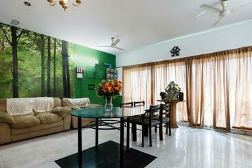 בית מלון כפרי Oyo 70693 Mohan Service Apartment