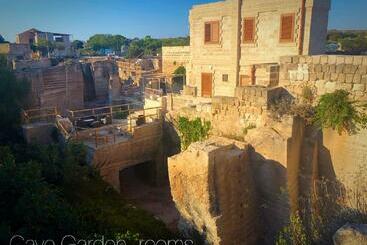 بنسيون Cave Garden Rooms