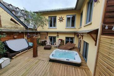 تختخواب و صبحانه Le Patio De Luchon