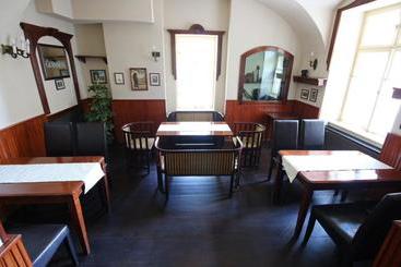 تختخواب و صبحانه Play Pub étterem és Panzió
