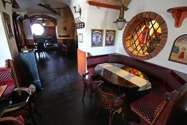 تختخواب و صبحانه Play Pub étterem és Panzió