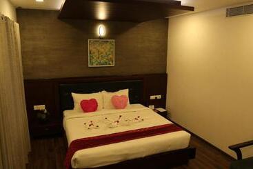 فندق Four N Square Residency