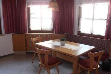 펜션 Haus Dorfplatz