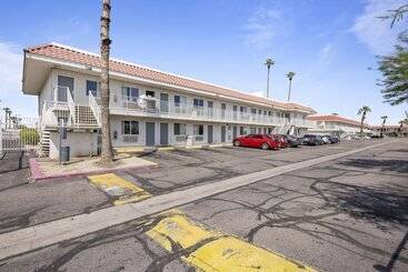 هتل Super 8 By Wyndham Phoenix West