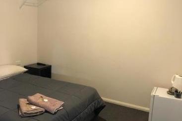 בית מלון כפרי The Golden Dog